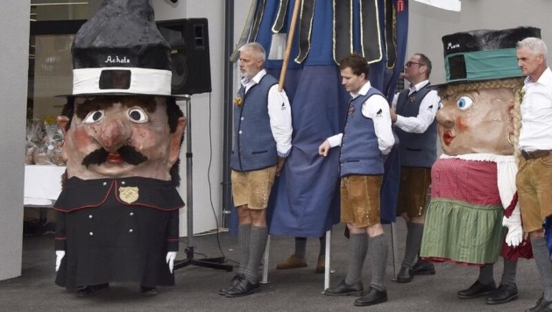 Die meterhohe Lungauer Samsonfigur wird von zwei Zwergen namens Achatz und Maria begleitet. (Bild: Holitzky Roland)