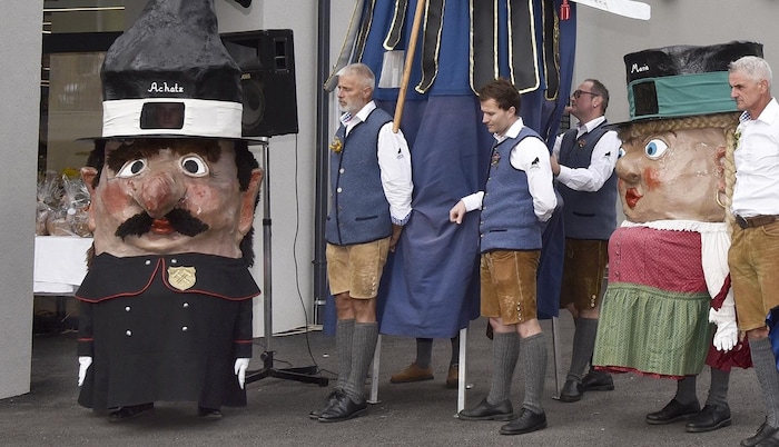 Die meterhohe Lungauer Samsonfigur wird von zwei Zwergen namens Achatz und Maria begleitet.