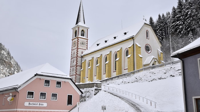 In der Pfarrkirche in Ramingstein befindet sich eine Figur des Heiligen Achatius oder Achatz.