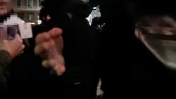 „Filmt mich nicht!“, schrie der aufgebrachte Demonstrant. Ein Reporter musste dazwischengehen. (Bild: krone.tv)