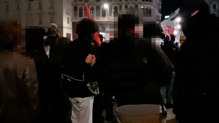 La agresión fue captada por las cámaras.