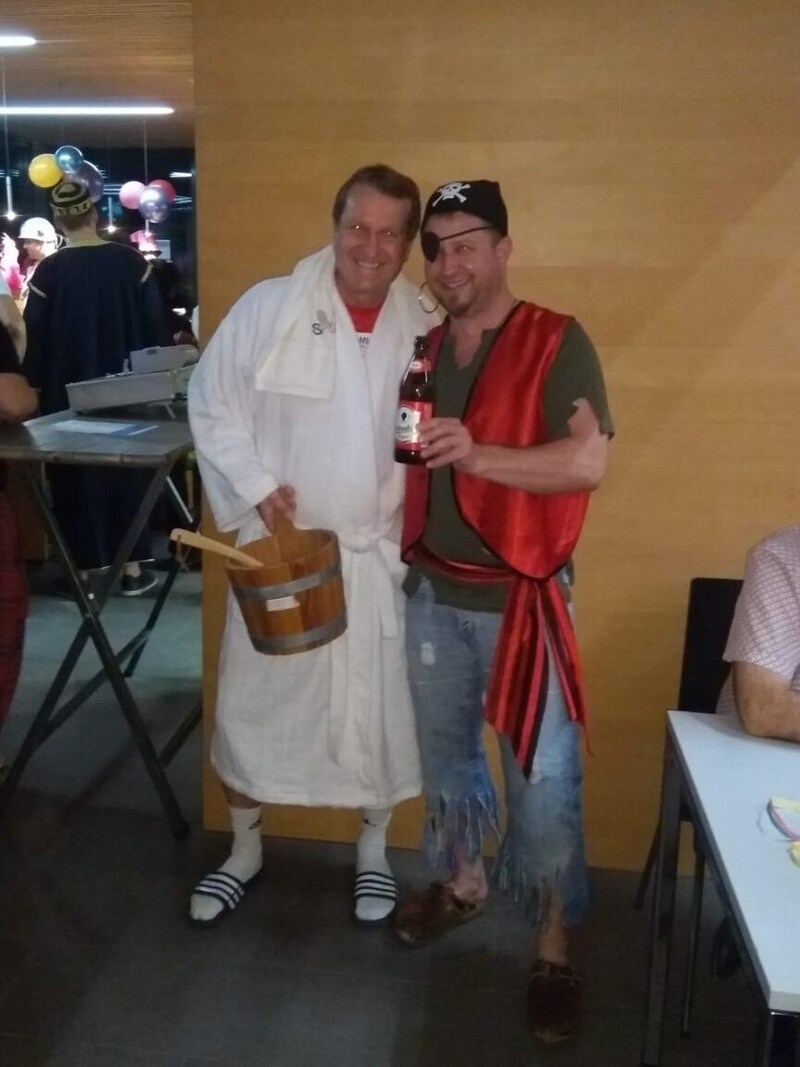 Thomas Janeschitz bewies mit seiner „Saunameister“-Verkleidung ganz viel Humor und war beim Fasching in Buch ein beliebter Selfie-Partner. (Bild: Privat)