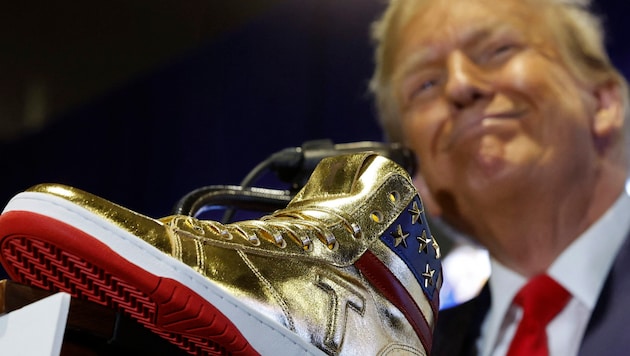 Donald Trump is asking 399 dollars for his golden sneakers. They were all the rage on his social media platform Truth Social. (Bild: APA/Getty Images via AFP/GETTY IMAGES/CHIP SOMODEVILLA)