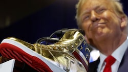 Donald Trump verlangt für seine goldenen Treter 399 Dollar. Auf seiner Social-Media-Plattform Truth Social waren sie der Renner. (Bild: APA/Getty Images via AFP/GETTY IMAGES/CHIP SOMODEVILLA)