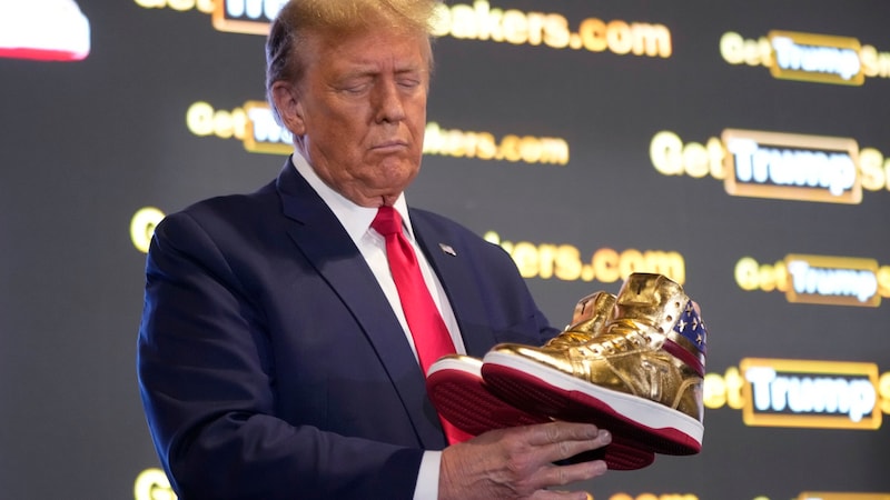 Donald Trump findet seine Sneaker super. (Bild: APA/AP Photo/Manuel Balce Ceneta)