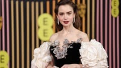 Eigentlich wollte Lily Collins nur ihr Glück über die Geburt ihrer Tochter mit ihren Fans teilen. Doch das Posting sorgte für einen wilden Shirtstorm. Ihr Ehemann zieht jetzt die Reißleine. (Bild: APA/Vianney Le Caer/Invision/AP)