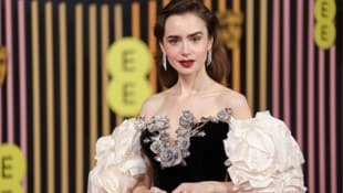 Eigentlich wollte Lily Collins nur ihr Glück über die Geburt ihrer Tochter mit ihren Fans teilen. Doch das Posting sorgte für einen wilden Shirtstorm. Ihr Ehemann zieht jetzt die Reißleine. (Bild: APA/Vianney Le Caer/Invision/AP)