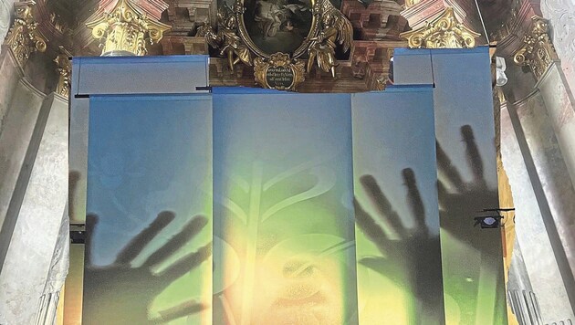 Vor dem Hochaltar der Klagenfurter Domkirche – an der Nahtstelle von Mensch und Maschine, hat Eva Petrič ihre Frage nach dem gestellt, was uns ausmacht. (Bild: Peter Allmaier)