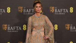 Emily Blunt zeigte viel Haut und war einer der Hingucker bei den Bafta Film Awards in London. (Bild: APA/AFP/Adrian DENNIS)