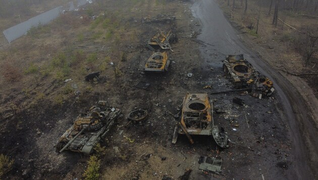 Burnt-out Russian tanks in Ukraine (archive image) (Bild: AFP)