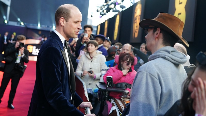 Am roten Teppich nahm sich Prinz William Zeit für die Fans. (Bild: APA/AFP/POOL/Jordan Pettitt)