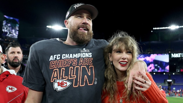 Travis Kelce and Taylor Swift (Bild: AFP/GETTY IMAGES/Patrick Smith)