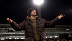 Tom Lockyer begrüßt die Fans von Luton Town vor dem Heimspiel gegen Brighton & Hove Albion.  (Bild: ASSOCIATED PRESS)