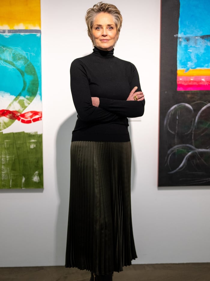 Schauspielerin Sharon Stone stellt während der Berlinale in der Galerie Deschler in Berlin ihre Kunstwerke aus. 