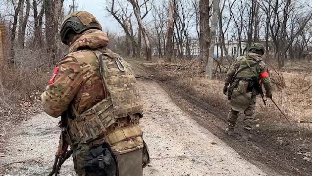 Orosz katonák Avdijivkában (Bild: AP/Russian Defense Ministry Press Service)
