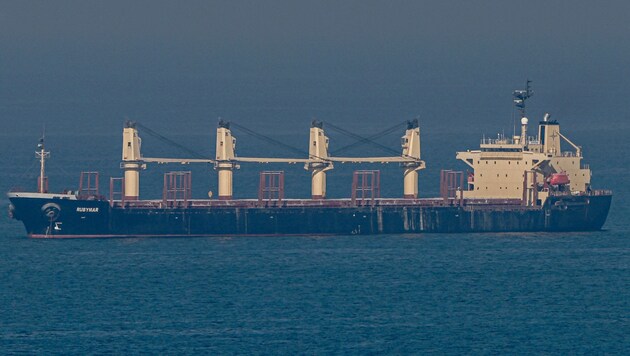 The British freighter Rubymar (in an archive photo from November 2022) is in danger of sinking off the coast of Yemen. (Bild: AFP/Ozan Kose)