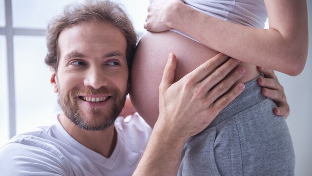 Nicht nur für die schwangere Frau eine spezielle Zeit, sondern auch für den werdenden Vater. (Bild: stock.adobe.com - georgerudy)