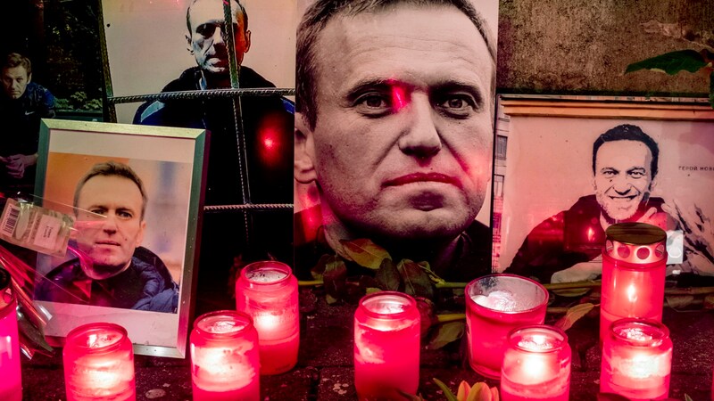 Many Russians are mourning the death of Kremlin critic Alexey Navalny (Bild: Associated Press)