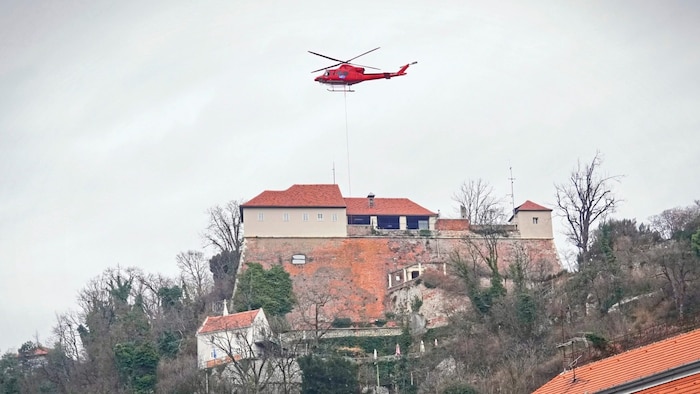 Hałas helikopterów od rana w Grazu. 