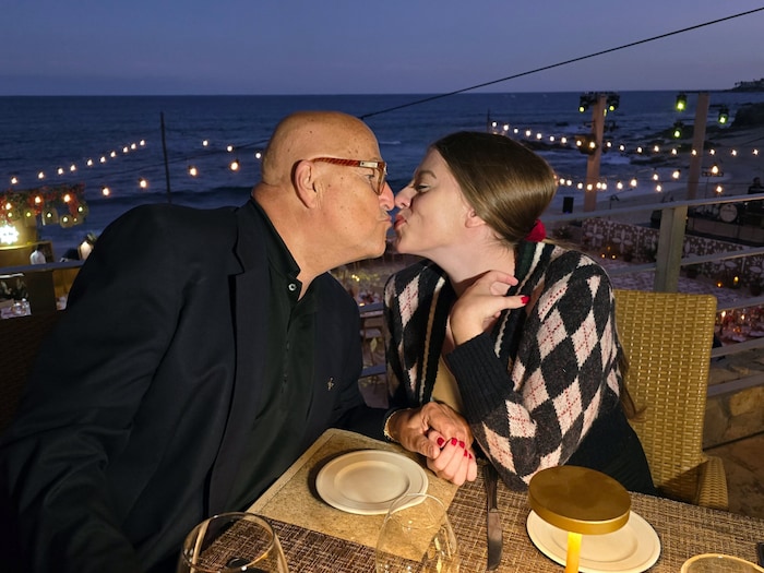 Dieter Esch und Alina Kuznyatkina bei einem romantischen Abendessen.