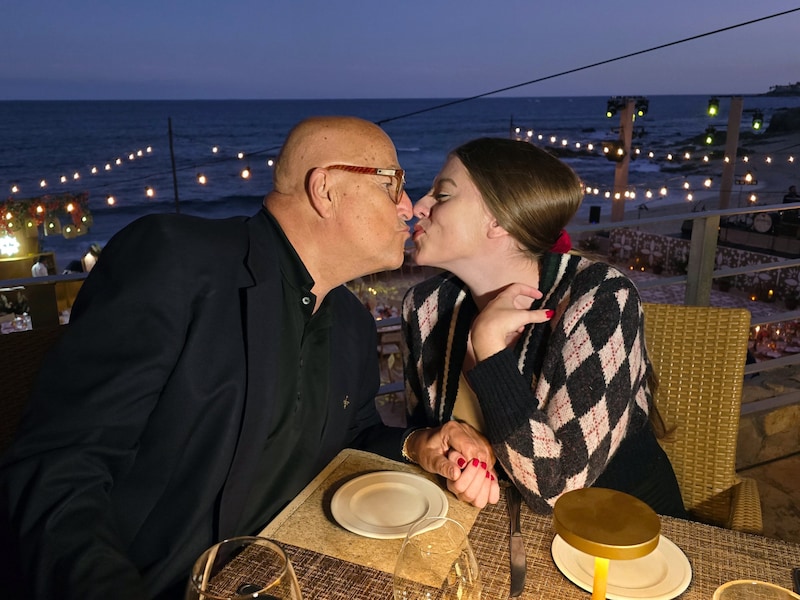 Dieter Esch und Alina Kuznyatkina bei einem romantischen Abendessen. (Bild: KUHLMANN-Group.com)