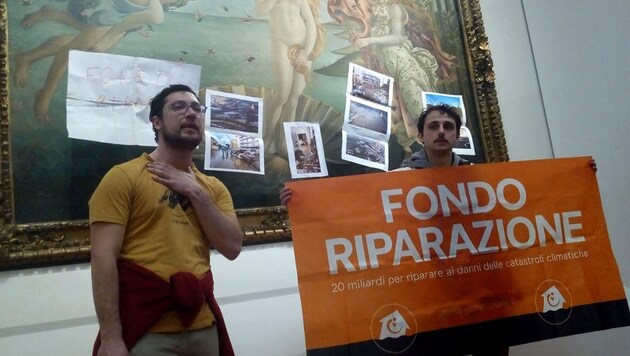 Activists from Ultima Generazione have covered the window of a painting with pictures. (Bild: AFP)