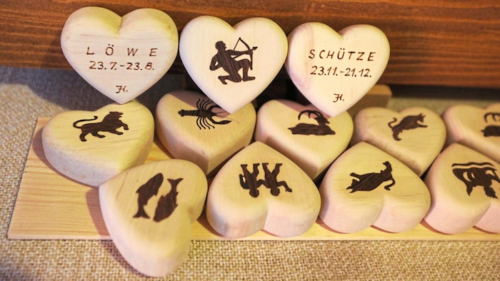 Vorder- und Rückseite der Herzen. Es gibt auch unterschiedliche Symbole.