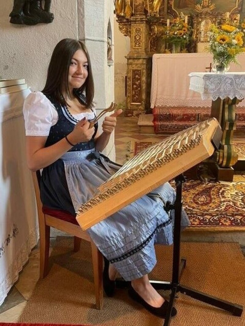 Lara Ruttnig am Hackbrett. (Bild: Musikschule)