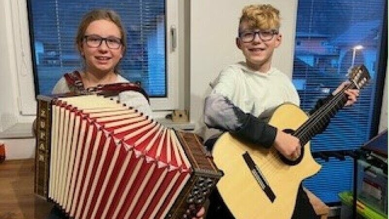 Marco und Vanessa bringen „A kamots Walzale“ mit. (Bild: Musikschule)