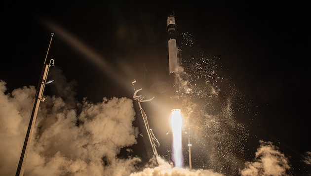 Das japanische Raumfahrtunternehmen Astrocscale hat nach eigenen Angaben eine Sonde erfolgreich ins All gebracht, die gefährlichen Weltraumschrott orten soll. (Bild: AFP/Astroscale/Rocket Lab)
