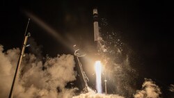 Das japanische Raumfahrtunternehmen Astrocscale hat nach eigenen Angaben eine Sonde erfolgreich ins All gebracht, die gefährlichen Weltraumschrott orten soll. (Bild: AFP/Astroscale/Rocket Lab)