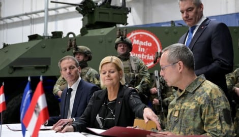 Ministerin Tanner mit Generalstabschef Striedinger vor einem Pandur EVO-Schützenpanzer (Bild: APA/ROLAND SCHLAGER)