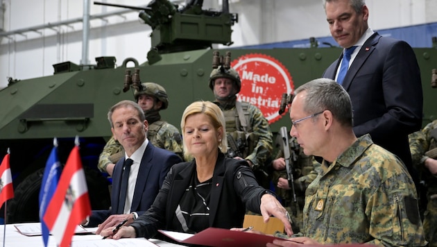 Ministerin Tanner mit Generalstabschef Striedinger vor einem Pandur EVO-Schützenpanzer