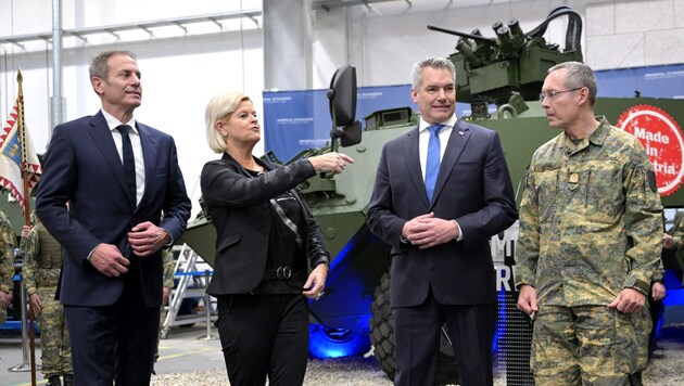Martin Reischer, Managing Director of General Dynamics European Land Systems Steyr, Minister Tanner, Chancellor Nehammer and Chief of Staff Striedinger in front of one of the new wheeled armored personnel carriers (Bild: APA/ROLAND SCHLAGER)