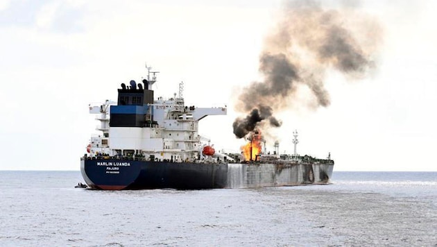 An oil freighter attacked by Houthi rebels in the Red Sea (Bild: AP)