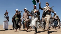 Die Houthi-Miliz hat am Donnerstag offiziell die Durchfahrt von Schiffen in den von ihnen kontrollierten Gewässern vor dem Jemen untersagt. (Bild: Associated Press)