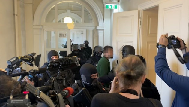 At the terror trial in Vienna against the young Chechen, there is great media interest and even greater security measures. (Bild: zVg, Krone KREATIV)