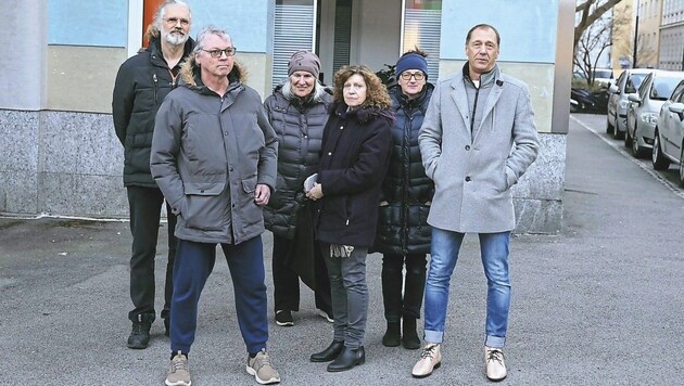 Sakinlerden Christian Schneider (sağda), Renate Domnanich (ortada) ve komşuları cami önünde (Bild: Zwefo)