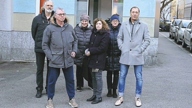 Bina sakinleri Christian Schneider (sağda), Renate Domnanich (ortada) ve komşuları caminin önünde (Bild: Zwefo)