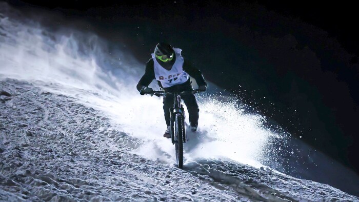 Mit Vollgas die Skipiste hinunter.