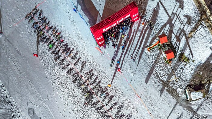 Start eines Schneefräsn-Rennens.