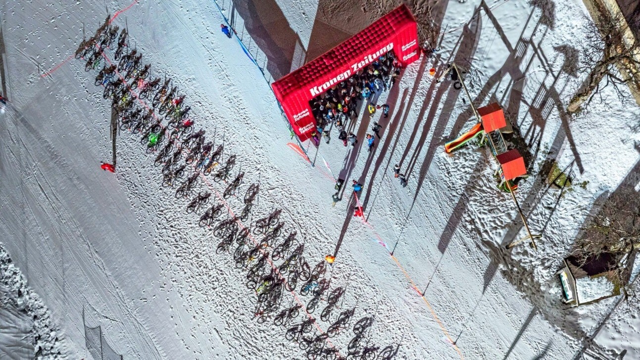 Start eines Schneefräsn-Rennens.
