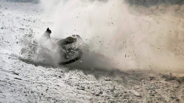 Stürze gehören zum Mountainbiken auf Schnee einfach dazu.