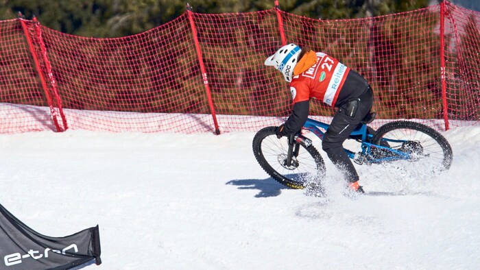 Snowbiker am Weg.
