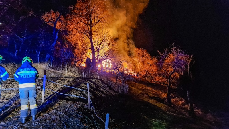 Der Feuerschein war kilometerweit zu sehen. (Bild: FF St. Ilgen)