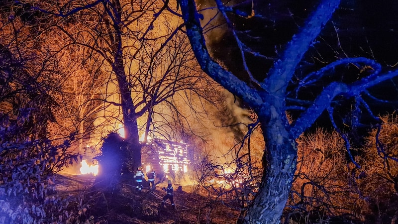 Feuerinferno in der Nacht. (Bild: FF St. Ilgen)