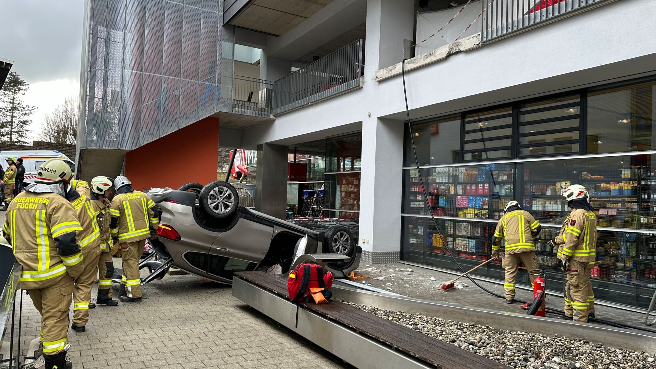 Pojazd spadł kilka metrów. Ostatecznie wylądował na dachu. (Bild: zoom.tirol)