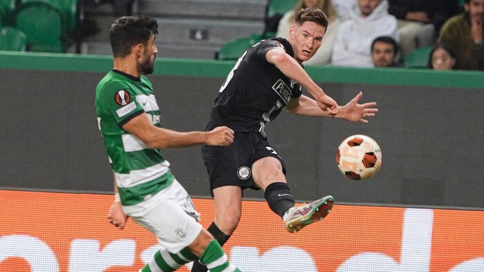 Sturms Teamspieler David Schnegg musste auf der Bank Platz nehmen.