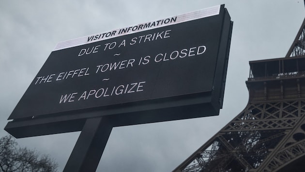 Am Pariser Eiffelturm haben Angestellte ihre Arbeit niedergelegt. (Bild: AFP )