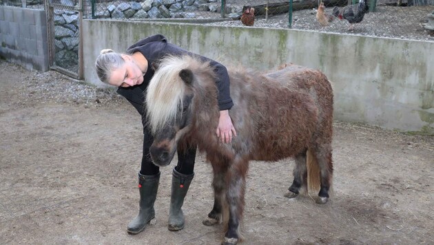 Bärbel und ihr Mann bieten Tieren in Not – wie diesem Pony – Schutz und Pflege. (Bild: Judt Reinhard)